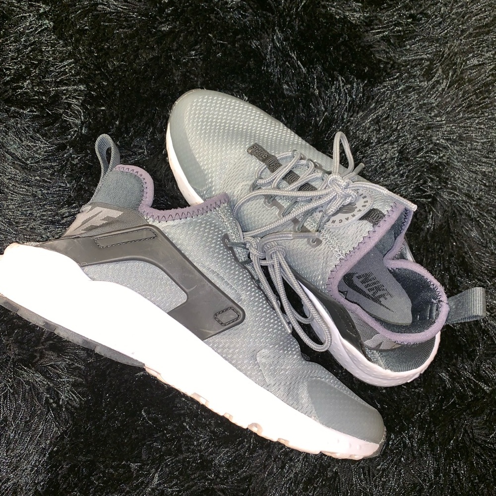 Grey/black huarache